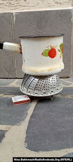 Пароварку, на якій зазвичай готують овочі або м'ясо на пару в каструлі, під час війни почали використовувати як «міні-мангал». Всередині клали пігулку сухого спирту та гріли їжу