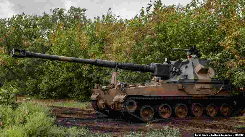 Через несколько минут журналисты быстро завершают разговор, поступает команда &quot;к бою&quot;. Экипаж грузится, готовится к бою, и машина KRAB уносится в поле &ndash; на огневую позицию.