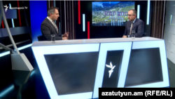 Ведущий Карлен Асланян (слева) и депутат Национального собрания Армении от правящей фракции  «Гражданский договор» Арсен Торосян (справа) в студии Азатутюн ТВ.