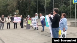 Саяси тұтқындарды босатуды талап етіп тұрған азаматтар. 2022 жыл.