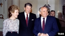 Ненсі Рейган, Рональд Рейган і Михайло Горбачов. Фото, яке засвідчує «кінець Холодної війни». Москва. 18 вересня 1990 року