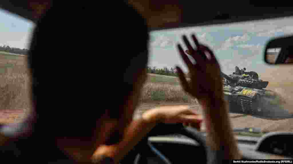 Залишаємо мінометний розрахунок і польовими дорогами рухаємось на інші позиції. Дорогою зустрічаємо український танк. який їде на &laquo;бойове&raquo; завдання. Коротке вітання помахом руки...Донеччина, гаряче літо 2022 року&nbsp;