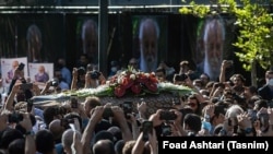 تشییع جنازه در برابر تالار وحدت