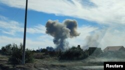 Архівне фото. Вигляд на селище Новофедорівка, Саки, де на території аеродрому сталися вибухи, 9 серпня 2022 року