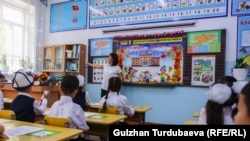 Бишкек шаарындагы мектептердин биринде. Архивдик сүрөт. 