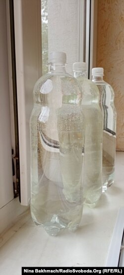 Лайфхак для вікон, щоб скло не повилітало від вибухової хвилі. Вікна щільно не закривали, а «підпирали» пляшками з водою