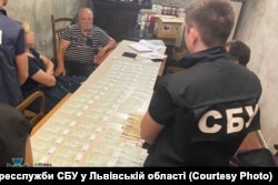 Момент виявлення принесених грошей