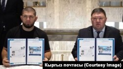 Жеңил салмактагы мурдагы UFC чемпиону Хабиб Нурмагомедов жана "Кыргыз почтасы" ишканасынын жетекчиси Марат Черикчиев. 10-август, 2022-ж. Бишкек.  