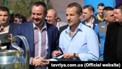 Ігор Колихаєв (у блакитній сорочці), архівне фото