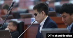 Депутат Дастан Бекешев өкмөттүн бул сунушу парламенттин көзөмөлүн бир топ алсыратат деп билдирди. Анын айтымында, Жогорку Кеңеш бүгүнкү күндө ансыз деле көзөмөлдөөчү функциясын "номиналдык" түрдө гана аткарып калды.