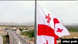 Повідомляється, що для причини відмови росіянам не має значення ані професія, ані факт проживання в Грузії, ані наявність контракту на оренду житла