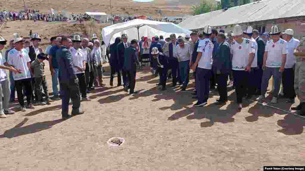 Айыл тургундары салттуу спорттук оюндарын көрсөтүштү.