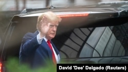 У своєму позові Дональд Трамп стверджує, що рішення про обшук було ухвалене на підставі політичних калькуляцій за 90 днів до проміжних виборів до Конгресу