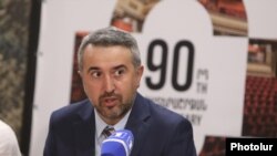 Արա Խզմալյան