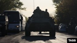 Селище Безіменне на окупованій частині Донецької області 7 травня 2022 року. Російські війська та автобуси з жителями Маріуполя, яких вивозять до ОРДЛА і потім – до Росії