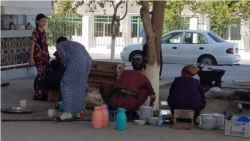 Diňle: Giň ýaýran işsizlik türkmenleriň maşgala gurmagyny kynlaşdyrýar