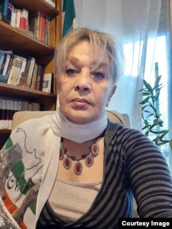 محبوبه بیات در خانه‌اش در پاریس