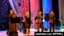 "Sen we men" atly duet konserti. Ýerine ýetirijiler Asýa Konstanýan, Mähri Halmamedowa, Döwran Şamýew we Meilis Garaýew (çepden saga). Aşgabat, 7-nji awgust, 2022