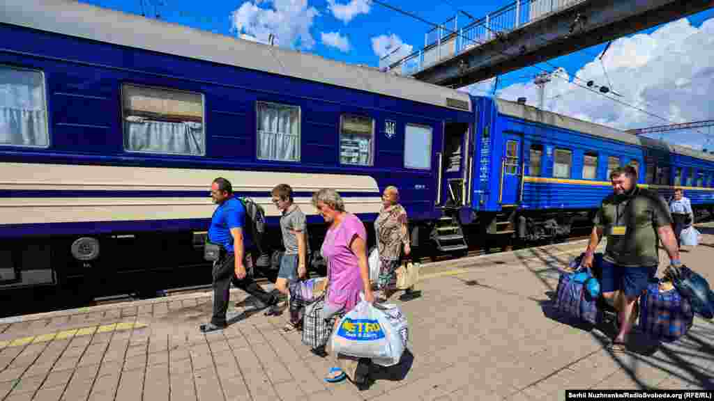 Люди йдуть пероном до своїх вагонів. Евакуація цим потягом є безкоштовною, але попередньо треба подати заявку на &laquo;гарячу лінію&raquo; Донецької ВЦА.