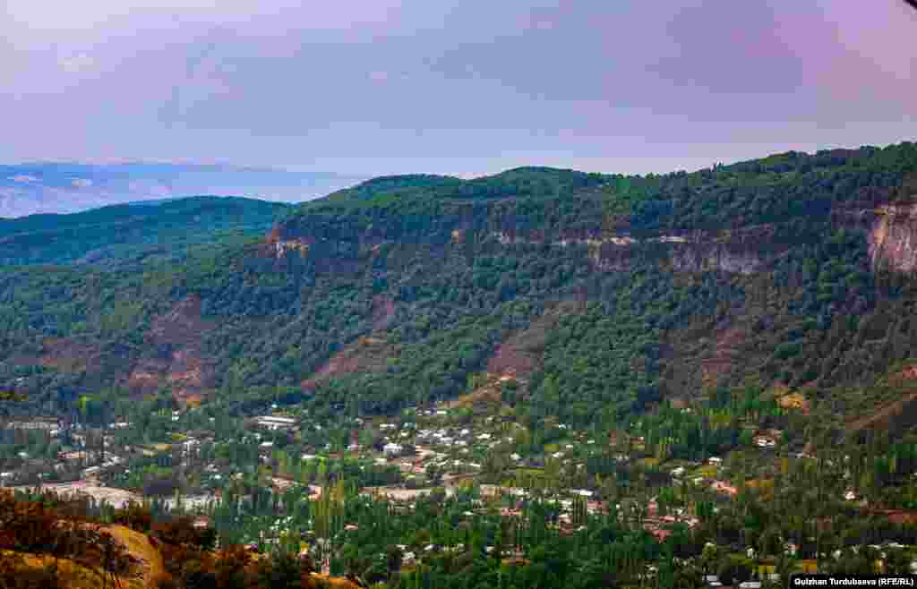Бул жердин Арстанбап деп аталып калганы боюнча эл оозунда ар кандай уламыштар айтылып жүрөт. Алардын биринде Мухаммед пайгамбардын мезгилинде ушул аймакта Арстанбап аттуу олуя жашаганы, ал көктөн түшкөн касиеттүү данекти ушул тоолорго айдап, жыш жаңгак токойго айланы айтылган.&nbsp;&nbsp;