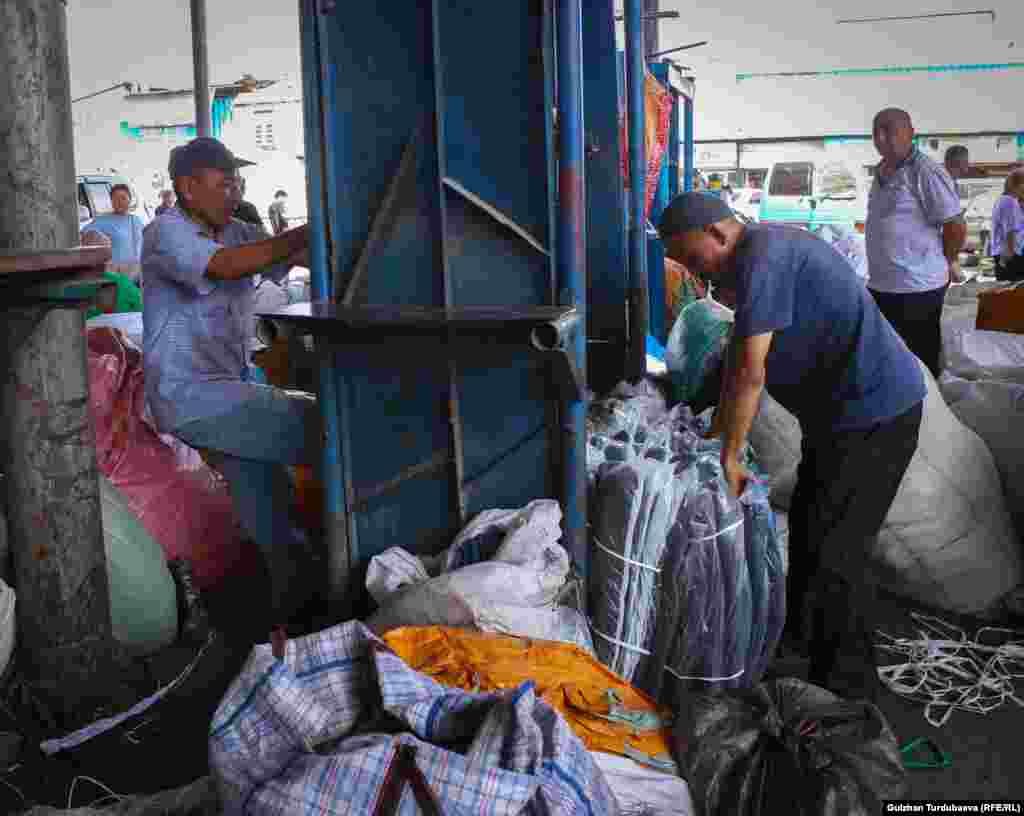 Кыргызстан жети жыл мурда Евразиялык экономикалык биримдикке киргенден бери, Абдулланын иши азайган. Ал муну соодагерлер товарларын таңгактатпай эле жөнөтүп калганы менен түшүндүрдү.&nbsp; &quot;Азыр чек ара ачылып, соодагерлер товарларын капка салып эле алып ташып&nbsp; калды. Мындан улам биздин ишибиз азайды. Эгер соодагерлердин баары товар таңгактатканда, биз тыным албай иштейт элек&quot;, - дейт ал.&nbsp;