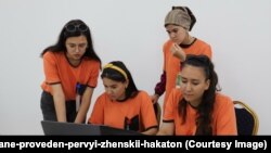 Türkmen gyzlary innowasion tehnologiýalary özleşdirýär. Arhiw suraty.
