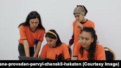 Aşgabatda hakaton bäsleşigine gatnaşan gyzlaryň bir bölegi
