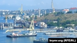Ілюстраційне фото. Вигляд на Південну бухту в Севастополі, де триває завантаження крилатих ракет типу «Калібр» на підводний човен, 18 серпня