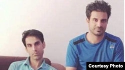 حبیب (سمت راست) و وحید از پاییز سال ۹۷ تاکنون در زندان عادل‌آباد شیراز به سر می‌برند