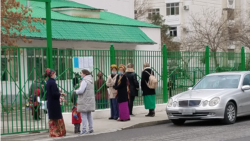 Ýene pul ýygnalýar. Ýokardan gelýän bikanun buýruga 'ýok' diýýän ýok