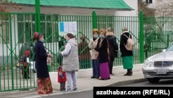 Mekdebiň daşynda duran ene-atalar (Illýustrasiýa suraty)