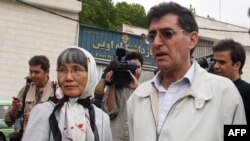 پدر و مادر رکسانا صابری در برابر ورودی زندان اوین ساعتی پیش از آزادی دخترشان