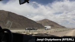 Аварияга учураган кытайлык машина. Чоң жол талкаланып калгандыктан, биз талаа менен жүрдүк.