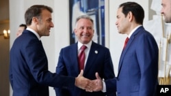 Президент Франції Емманюель Макрон (ліворуч) вітає спеціального посланця США Стіва Віткоффа (в центрі) та державного секретаря США Марко Рубіо перед зустріччю в Єлисейському палаці в Парижі, 17 квітня 2025 року