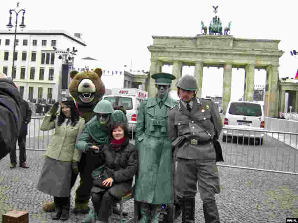 Туристи біля Бранденбурзьких воріт