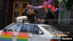 Активисты, борющиеся за права ЛГБТ-сообщества, проводят акцию в Москве.  31 мая 2014 года.