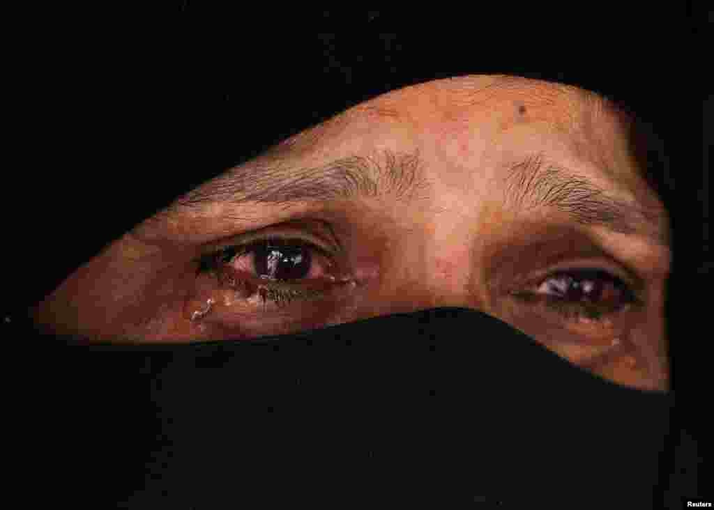 یک زن پاکستانی در نزدیکی گذرگاه مرزی در نزدیکی آمریتسار، هند، پیش از ترک این کشور به سوی پاکستان. دهلی نو پس از حمله‌ای به گردشگران در منطقه ناآرام کشمیر، ویزاهای صادرشده برای شهروندان پاکستانی را لغو کرد