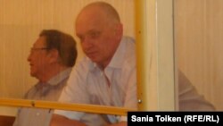 Подсудимые Серик Сапаргали и Владимир Козлов (справа).