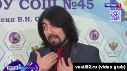 Ігнасіо Гомез Урра під час виступу в севастопольській школі №45. Скриншот кадру відеорепортажу телеканалу «Вести Севастополь»