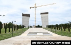 Будаўніцтва «Аркі Перамогі» ў Ханкендзі, найбуйнейшым горадзе ў Нагорным Карабаху, раней вядомым як Сьцяпанакерт