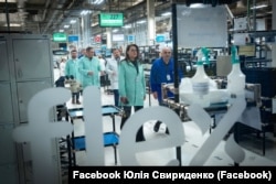 Юлія Свириденко (прем'єр-міністр України з 17 липня 2025 року) під час відвідування заводу американської компанії Flex у Мукачеві. Україна, 2024 рік