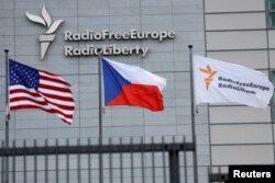 Вывеска и флаги у здания штаб-квартиры Радио Свободная Европа/Радио Свобода в Праге, Чешская Республика, 17 марта 2025 года