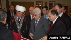 Әлбир Крганов Мәхмүт Аббаска бүләк тапшыра