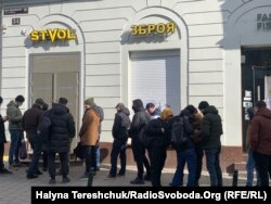 Черга у магазин зброї у Львові