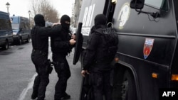 Polisiýa bölüminiň öňünde, Pariž, 8-nji ýanwar, 2015. 