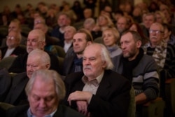 Уладзімер Басалыга сярод удзельнікаў зьезду Беларускага саюзу мастакоў, 2012 год