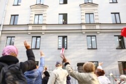 Яны скандуюць «Бабулі за вас!»