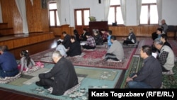 Прихожане буддийского храма во время богослужения. Алматы, апрель 2013 года.