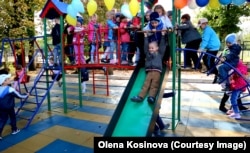 Красногорівські діти на подарованій гірці