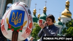 Під час фестивалю писанок перед Софійським собором, що був збудований у період України-Русі. Київ, 29 квітня 2016 року
